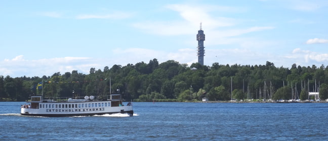 Stadtrundfahrten führen auch zum Fernsehturm von Stockholm