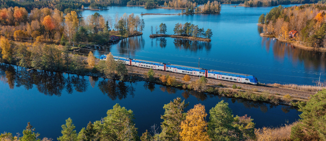 Sörmland: Eisenbahn zwischen Seen und Wäldern