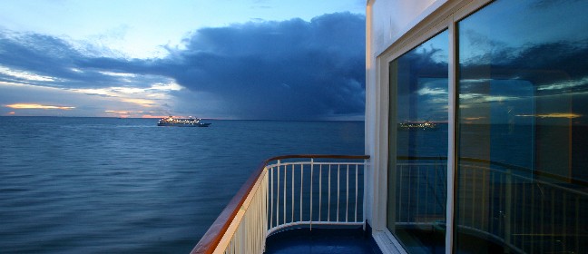 Ostseefähren kreuzen bei Nacht