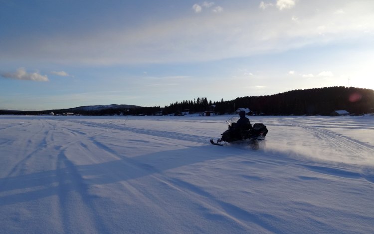 Jukkasjärvi: Snowmobil auf See