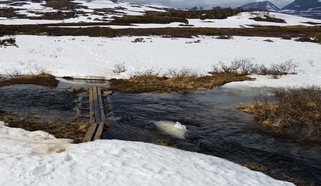 Wandertour Bild: Flussüberquerung bei Schnee