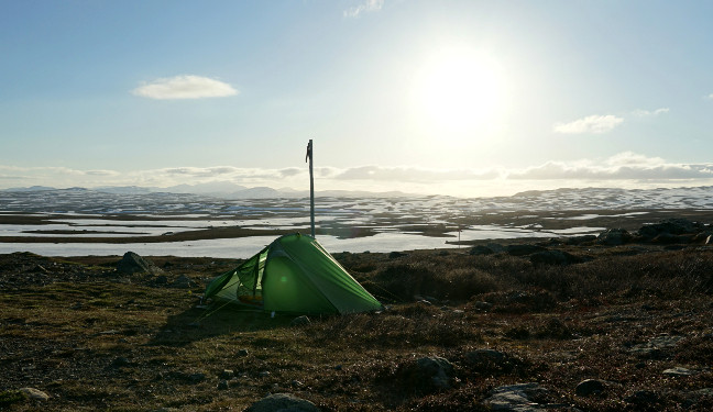 Wandertour Bild: Zelt im offenen Gelände