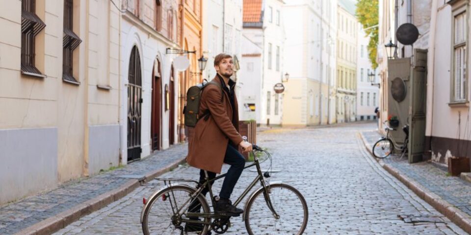 Skandinavischer Kleidungsstil: stilvolle Reisekleidung für Schweden