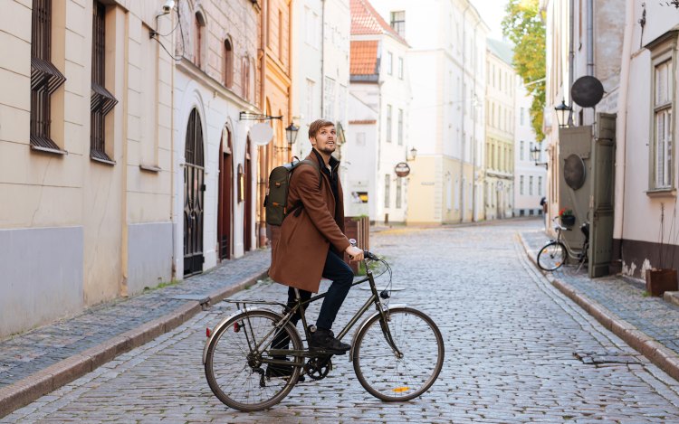 Skandinavischer Kleidungsstil: Mann in urbanem Chic